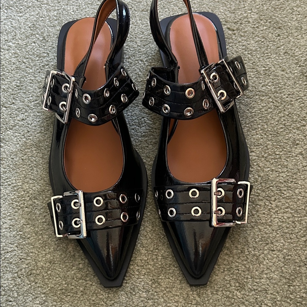 Stylish Black Women's Shoes with Buckle Detail